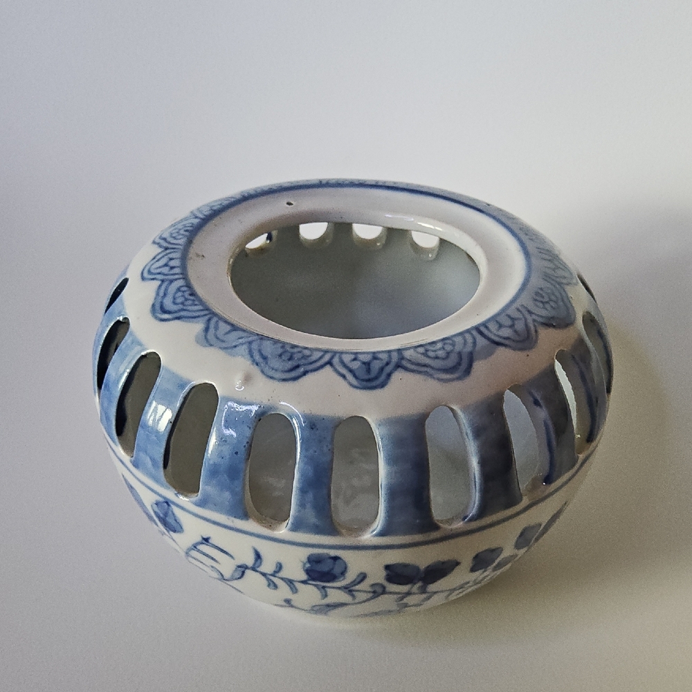 Blue and White Ceramic Decorative Potpourri Or Candle Holder Jar - Picture 6 of 6